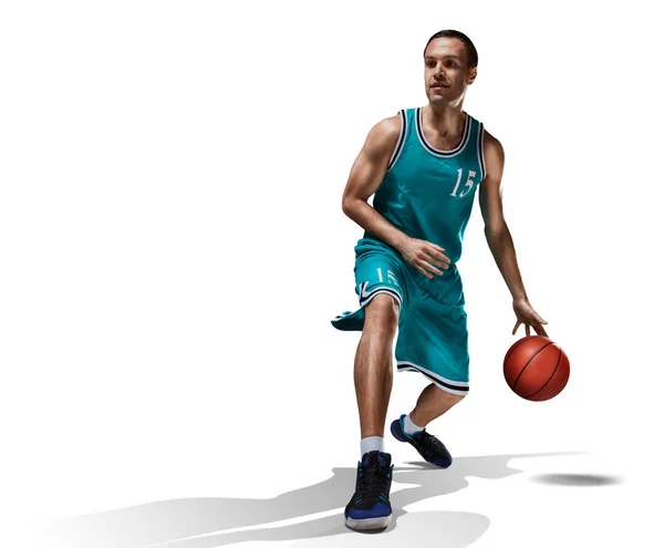 Jugador de baloncesto en acción aislado en blanco — Foto de Stock