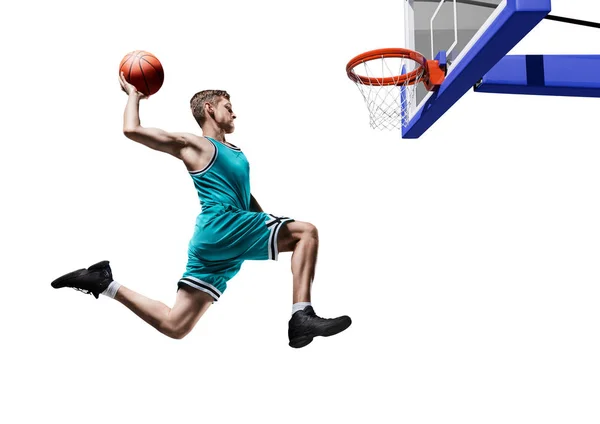 Basketballspieler macht Slam Dunk isoliert — Stockfoto