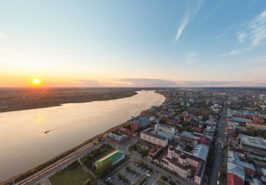 Tomsk şehri ve Tom Nehri 'nin havadan görünüşü, Rusya. Yaz, akşam, gün batımı