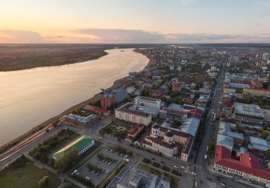 Tomsk şehri ve Tom Nehri 'nin havadan görünüşü, Rusya. Yaz, akşam, gün batımı