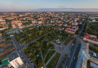 Tomsk şehrinin hava manzarası, Lenin Bulvarı, stadyum, Trinity Meydanı, Şehir Bahçesi. - Rusya. Yaz, akşam, gün batımı