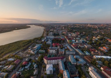 Tomsk şehri ve Tom Nehri 'nin havadan görünüşü, Rusya. Yaz, akşam, gün batımı