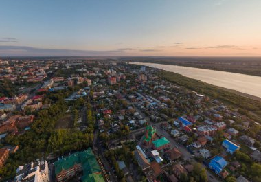 Tomsk şehri ve Tom Nehri 'nin havadan görünüşü, Kızıl Katedral Camisi, Rusya. Yaz, akşam, gün batımı
