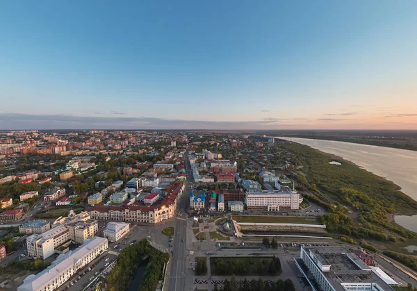 Vista aérea de la ciudad de Tomsk. Río Tom, río Ushaika, avenida Lenin. Rusia. Verano, tarde, atardecer —  Fotos de Stock