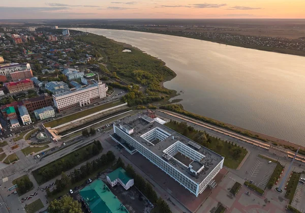 Vista aerea della città di Tomsk, l'amministrazione della città e il fiume Tom, Russia. Estate, sera, tramonto — Foto Stock