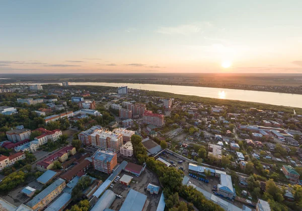 Veduta aerea della città di Tomsk e del fiume Tom, Russia. Estate, sera, tramonto — Foto Stock
