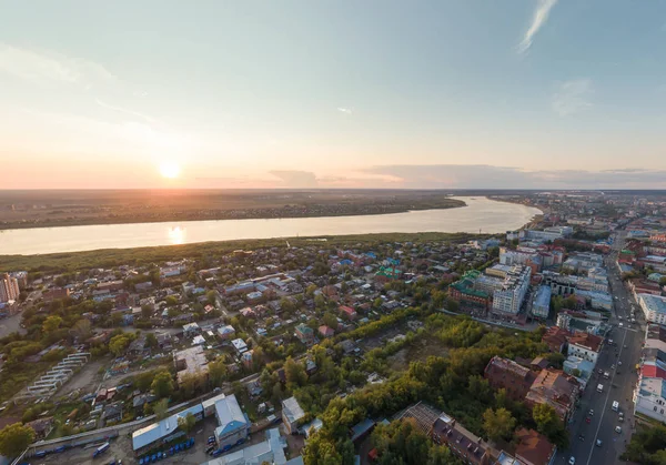 Veduta aerea della città di Tomsk e del fiume Tom, Russia. Estate, sera, tramonto — Foto Stock