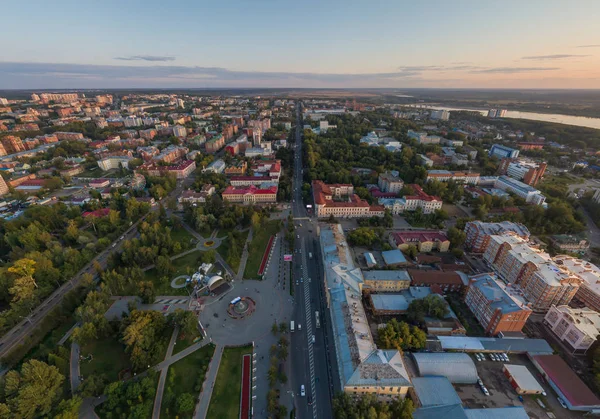 Luftaufnahme der Stadt Tomsk, Lenin Allee, Dreifaltigkeitsplatz, Stadtgarten. Russland. Sommer, Abend, Sonnenuntergang lizenzfreie Stockfotos