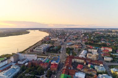 Tomsk şehri ve Tom Nehri 'nin havadan görünüşü, şehir yönetimi, Lenin Bulvarı. - Rusya. Yaz, akşam, gün batımı