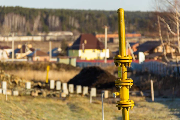 Vertikale Gasleitung mit Wasserhahn zum Ein- und Ausschalten der Versorgung Stockbild