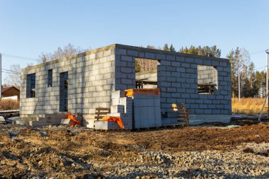 Yazlık bir köyde köpük bloğundan inşaat halindeki bir ev. Sonbahar, güneşli