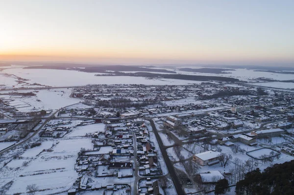 Luftaufnahme von Oktyabrski Dorf mit Straßen und Tscheljabinsk Trakt am Horizont. Russland. Winter, Abend, Sonnenuntergang — Stockfoto