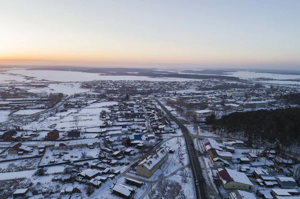 Luftaufnahme des Dorfes Oktyabrski mit Straßen. Russland. Winter, Abend, Sonnenuntergang — Stockfoto