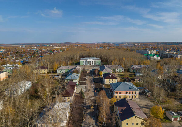 Строительство аллеи в городе Полевской. Далекий парк и дом культуры. Свердловская область, Россия. Воздушный, осенний, солнечный
