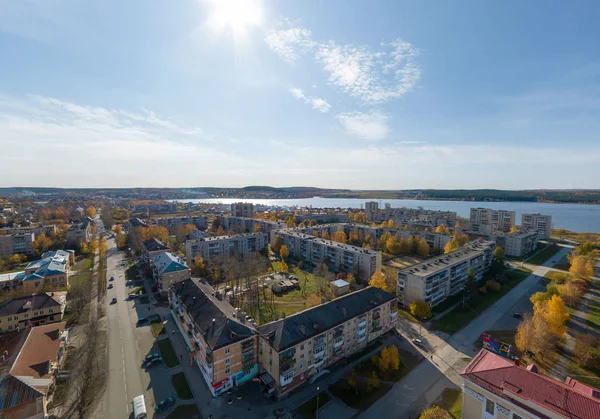 Vue aérienne Polevskoy ville avec étang, partie sud. Région de Sverdlovsk, Russie. Aérien, automne, ensoleillé Photo De Stock