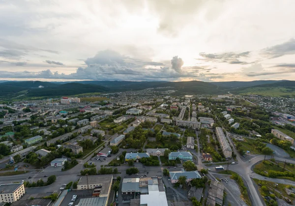 Luftaufnahme der Stadt Satka und der Berge. Gebiet Tschelljabinsk, Russland. Sommer, Abend lizenzfreie Stockfotos