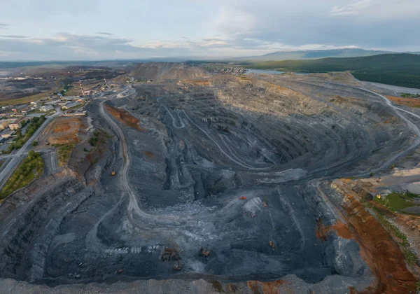 Carrière Karagai dans la ville de Satka. Région de Tcheliabinsk, Russie. Aérien, été, soir Images De Stock Libres De Droits