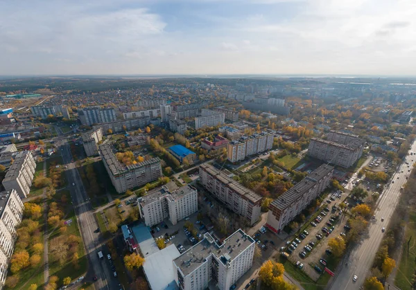 Widok z lotu ptaka na miasto Jekaterinburg. Dzielnica miasta - Elmash. Jesień, słoneczko. Żółte liście na drzewach — Zdjęcie stockowe