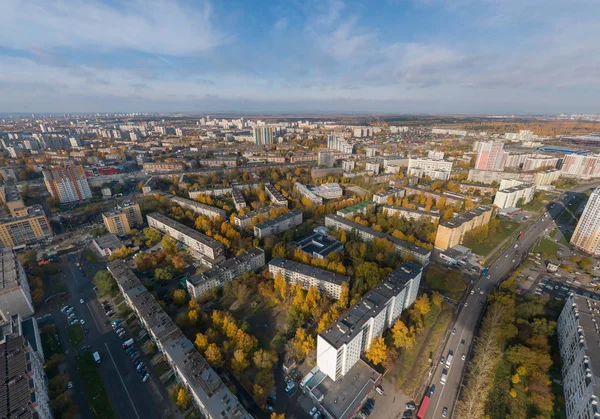 Вид с воздуха на город Екатеринбург. Район города - Эльмаш. Осень, солнце. Желтые листья — стоковое фото