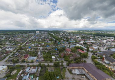 Irbit şehrinin havadan görünüşü. Rusya, Sverdlovsk bölgesi, yaz, bulutlu gün