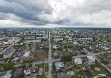 Irbit şehrinin havadan görünüşü. Rusya, Sverdlovsk bölgesi, yaz, bulutlu gün