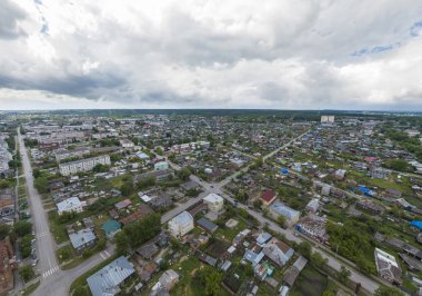 Irbit şehrinin havadan görünüşü. Rusya, Sverdlovsk bölgesi, yaz, bulutlu gün