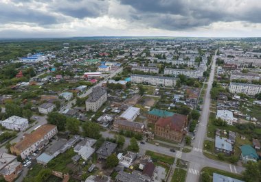 Irbit şehrinin havadan görünüşü. Rusya, Sverdlovsk bölgesi, yaz, bulutlu gün