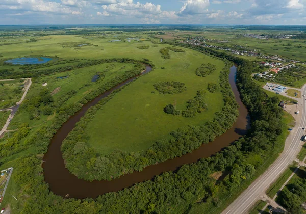 Vue aérienne du fleuve dans la ville d'Irbit. Russie, région de Sverdlovsk, été, journée ensoleillée Photos De Stock Libres De Droits