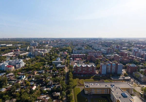 Sekolah di kota Tomsk. Udara, musim panas, cerah — Stok Foto