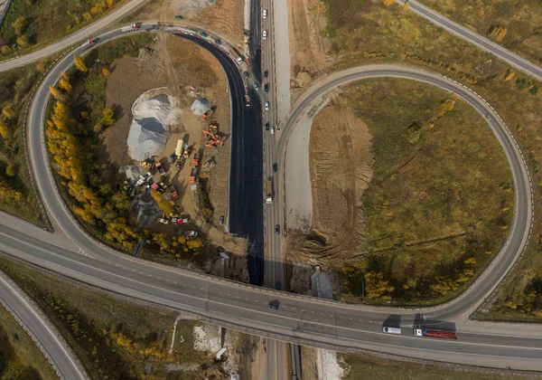 Estrada entre a cidade de Ekaterinburg e Verkhnyaya Pyshma e Yekaterinburg Ring Road (EKAD). Rússia — Fotografia de Stock