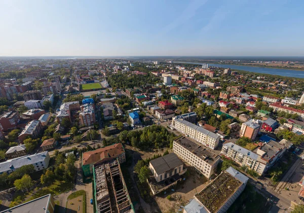 Tomsk Stadt, Stadion und Tom Fluss. Antenne, Sommer, sonnig Stockbild