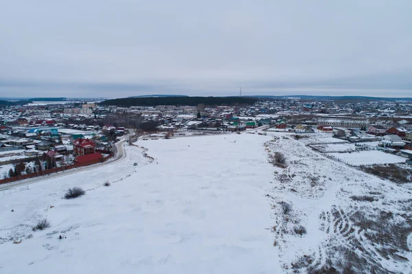 Luftaufnahme von gefrorenen Teich und Fischer in oktyabrskiy Dorf, sysert Bezirk, swerdlowsk Gebiet, Russland. Winter, bewölkt — Stockfoto