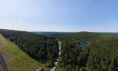 Pervouralsk şehrindeki dağların ve ormanların arasındaki yol manzarası. Yaz