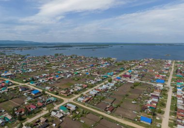 Kasli şehrinin ve gölün havadan görünüşü. Yaz, Sunny