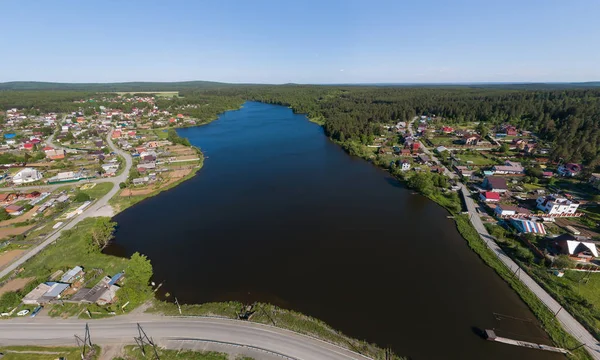 Luftaufnahme von Häusern und Teich in pervouralsk Stadt. Sommer lizenzfreie Stockbilder