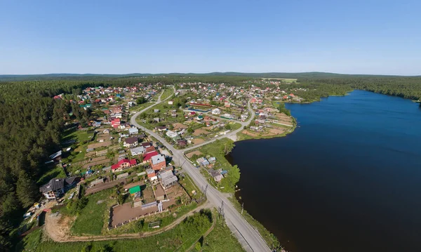 Luftaufnahme von Häusern und Teich in pervouralsk Stadt. Sommer Stockbild