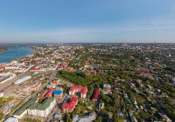 Widok z lotu ptaka miasta Tomsk z dużą ilością drzew i rzeki Tom. Lato, słoneczny dzień. — Zdjęcie stockowe