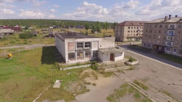 ユービリティ市内の破壊され放棄された家の空中ビュー ロシアのペルミ地方 — ストック動画