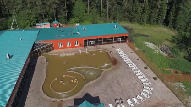 Vista Aérea Centro Recreação Com Quartos Uma Piscina Rua Volta — Vídeo de Stock