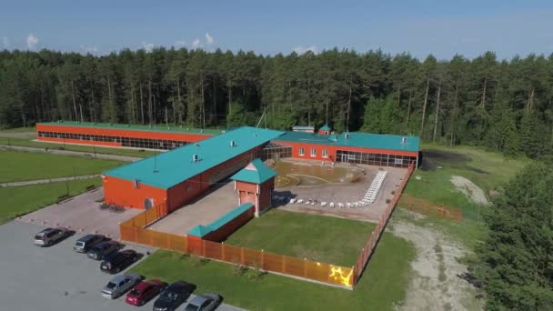 Vista Aérea Del Centro Recreación Con Habitaciones Una Piscina Calle — Vídeo de stock