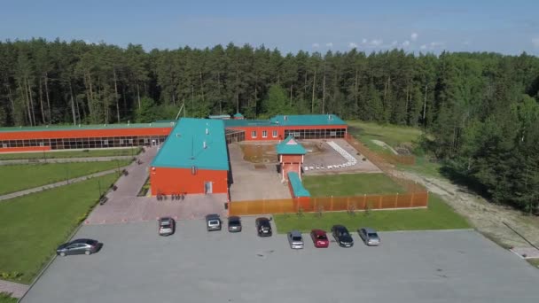 Letecký Výhled Rekreační Středisko Pokoji Bazén Ulici Kolem Lesa Trávy — Stock video