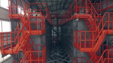 Buğday değirmeninde kapalı turuncu merdivenler. Hava görünümü