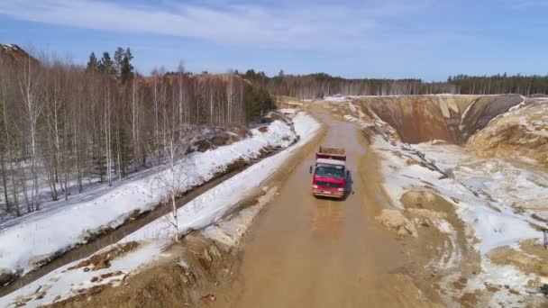 Caminhão Anda Longo Uma Estrada Terra Borda Uma Pedreira — Vídeo de Stock