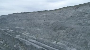 En iyi şehirdeki devasa asbest ocağının havadan görünüşü..