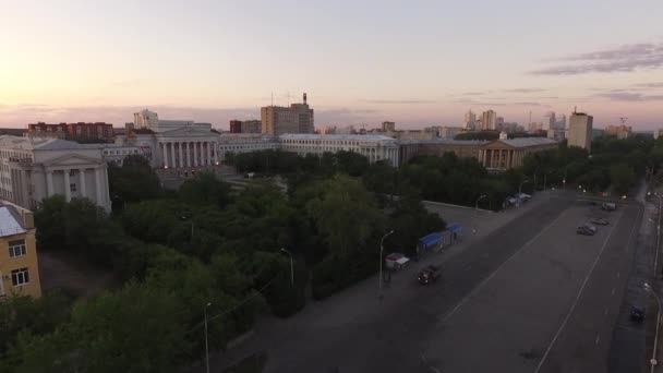 乌拉尔联邦大学的主要建筑和荒废的米拉街 叶卡捷琳堡夏天 空中业务 — 图库视频影像