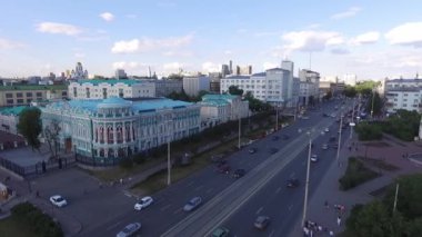 Ekaterinburg 'daki Sevastyanovs House ve Lenin Bulvarı. Hava, yaz, bulutlu