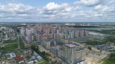 Şehrin yeni modern bölgesinin havadan görünüşü. Güzel yüksek binalar. Bazı evler inşa edildi, bazıları hala yapım aşamasında. Kentte bir sürü ağaç var. Yaz güneşli bir gün. Rusya, Tyumen şehri, Tura nehri