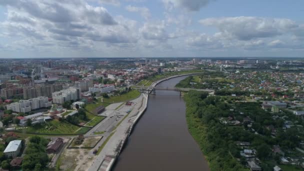 Vista Aérea Cidade Junto Rio Belo Passeio Marítimo Sobre Rio — Vídeo de Stock