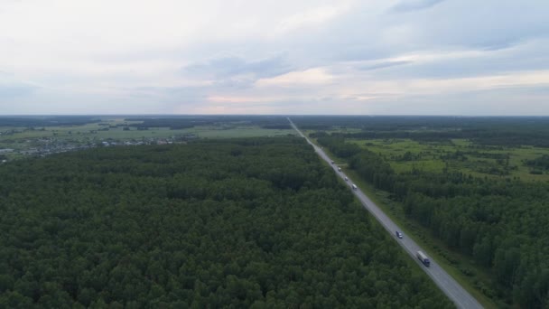 Drone Tiro Aéreo Caminhões Carros Estrada Floresta Verão Perto Colinas — Vídeo de Stock