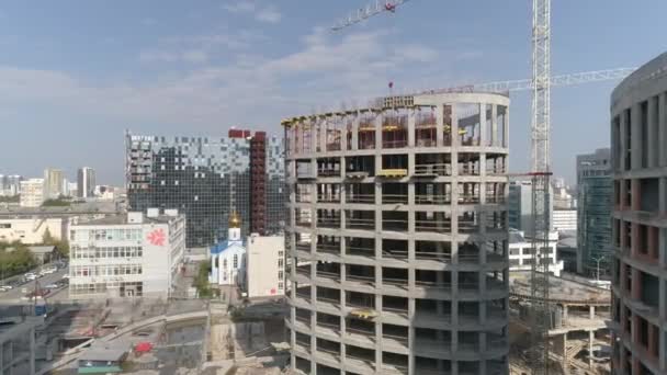 Plano Aéreo Construcción Edificios Apartamentos Gran Altura Grúas Ciudad Desarrollo — Vídeo de stock